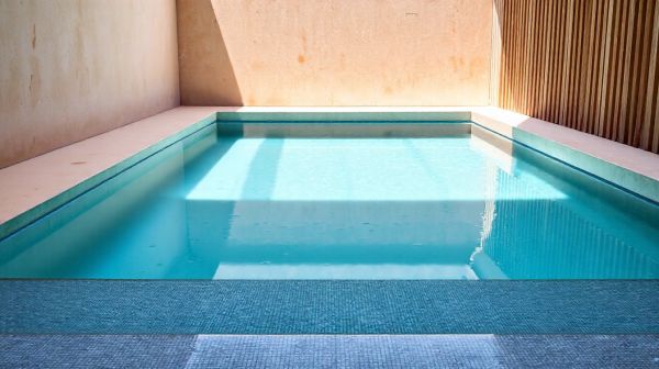 Top 5 piscines à fond plat idéales pour espaces réduits