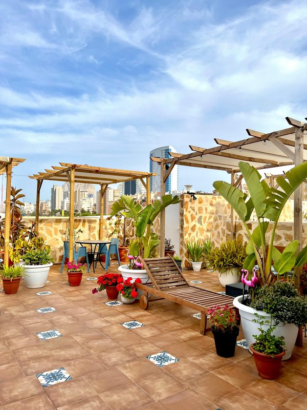 Transformez votre terrasse avec une pergola bioclimatique moderne.